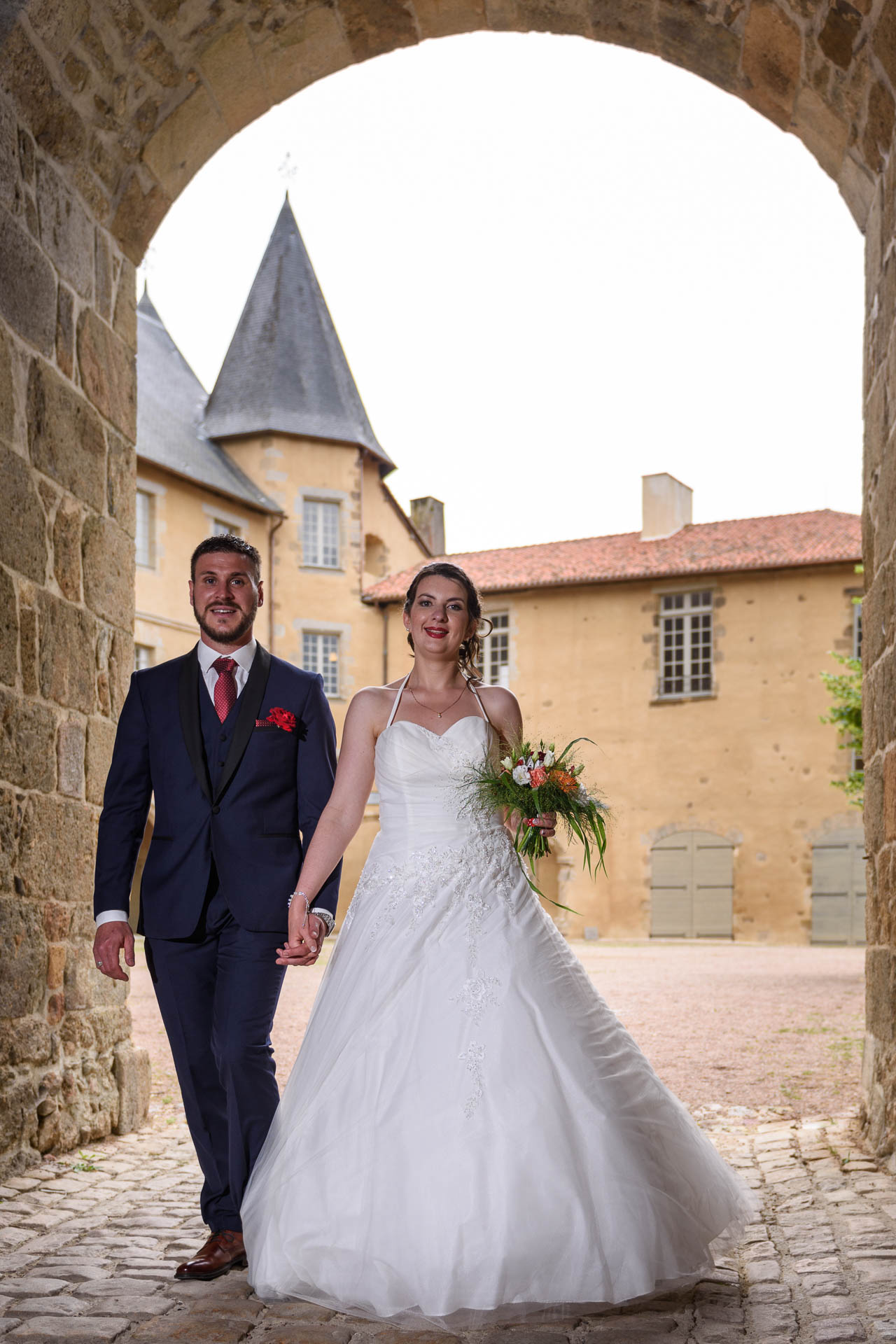 Couple devant le chateau de Rochechouart